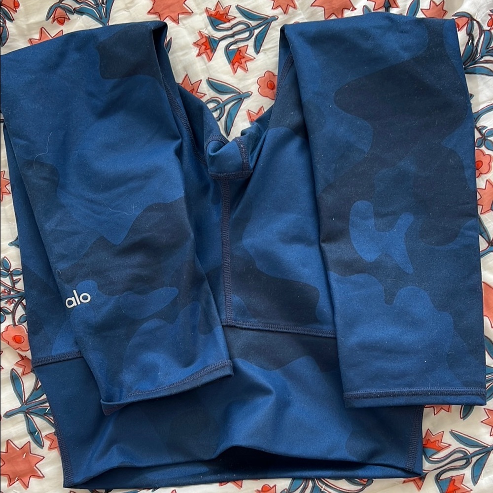 Alo blue camo cropped leggings size small